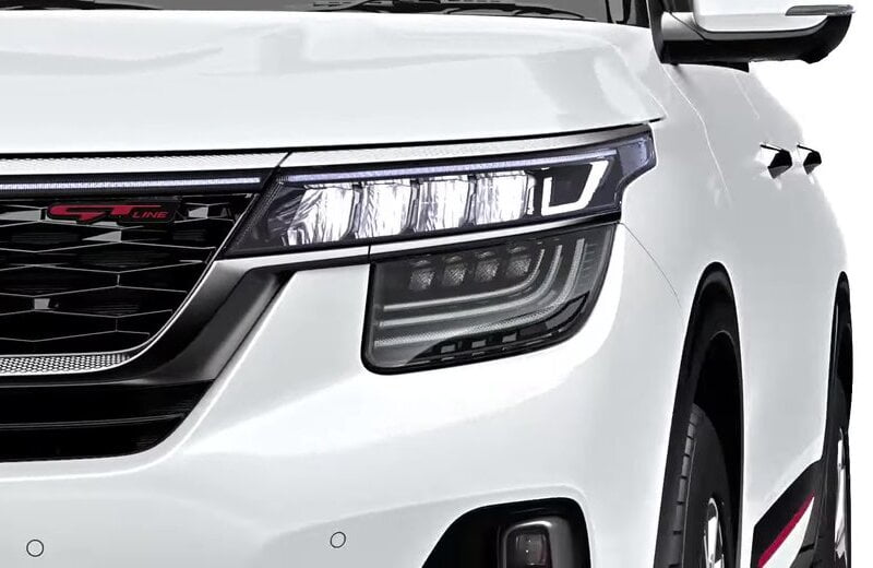 The aesthetically crafted Crown Jewel LED headlamps with Heartbeat DRLs give the car sleek looks and a distinctive character.